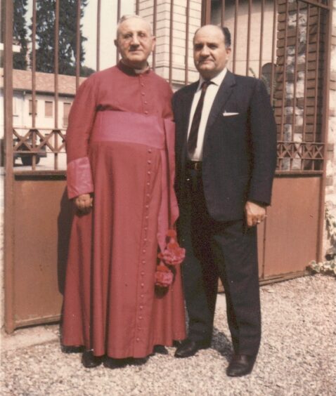 L'ex sindaco Tiberio Bianchi, fondatore di Delicatesse, con l'indimenticato don Pellegatta