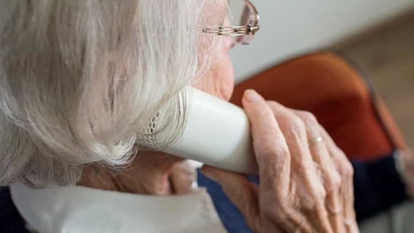 anziana_telefono_concorezzo.jpg