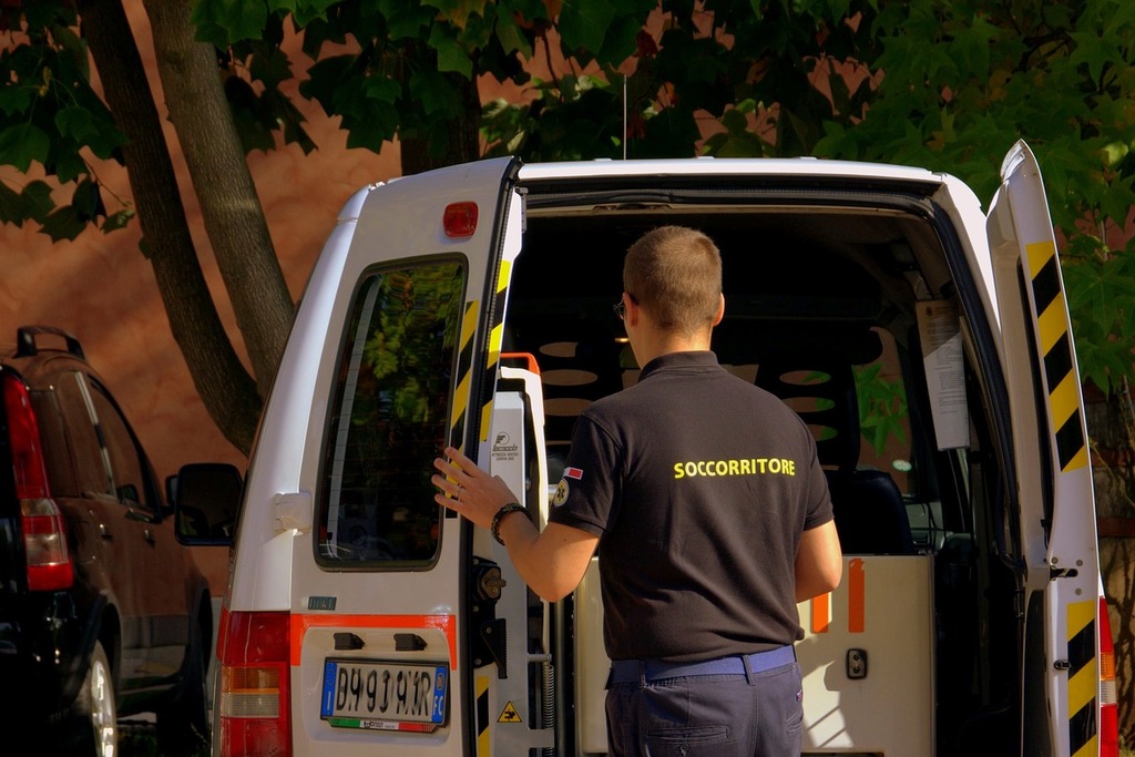 rescuer-1754324_1280.jpg