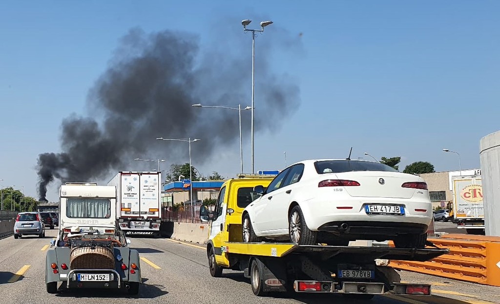 incendio_auto.jpeg