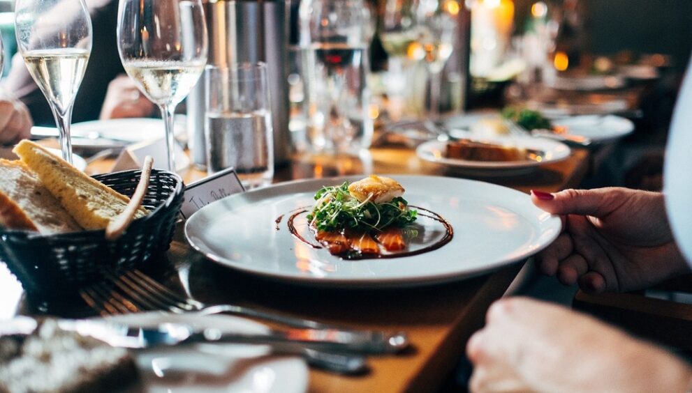 restaurant-gf336f5db1_1280.jpg
