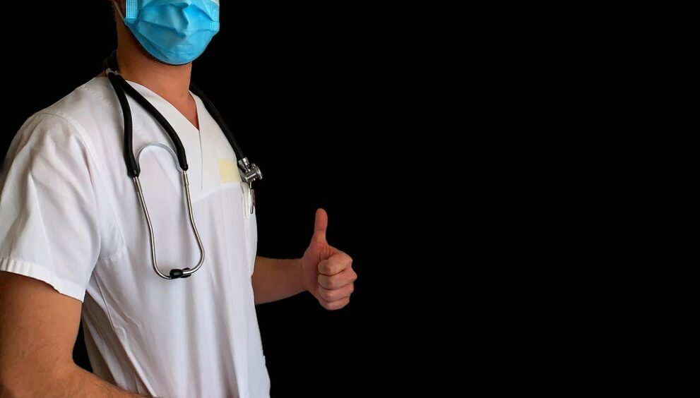 male-nurse-g4b7c5d914_1280.jpg