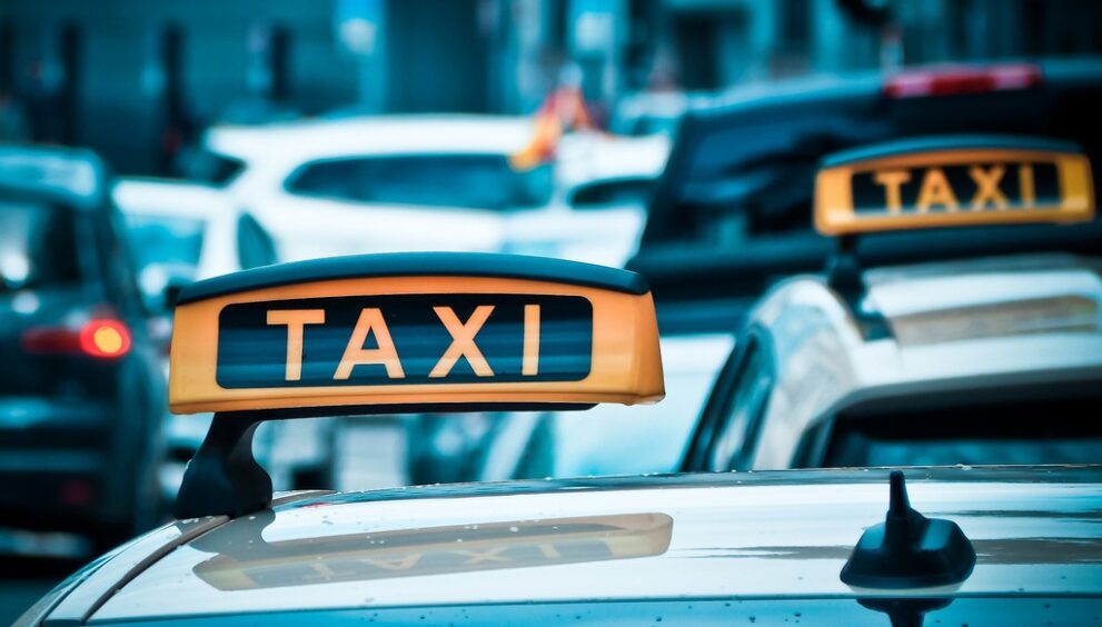 taxi-g6dfbd6378_1920.jpg