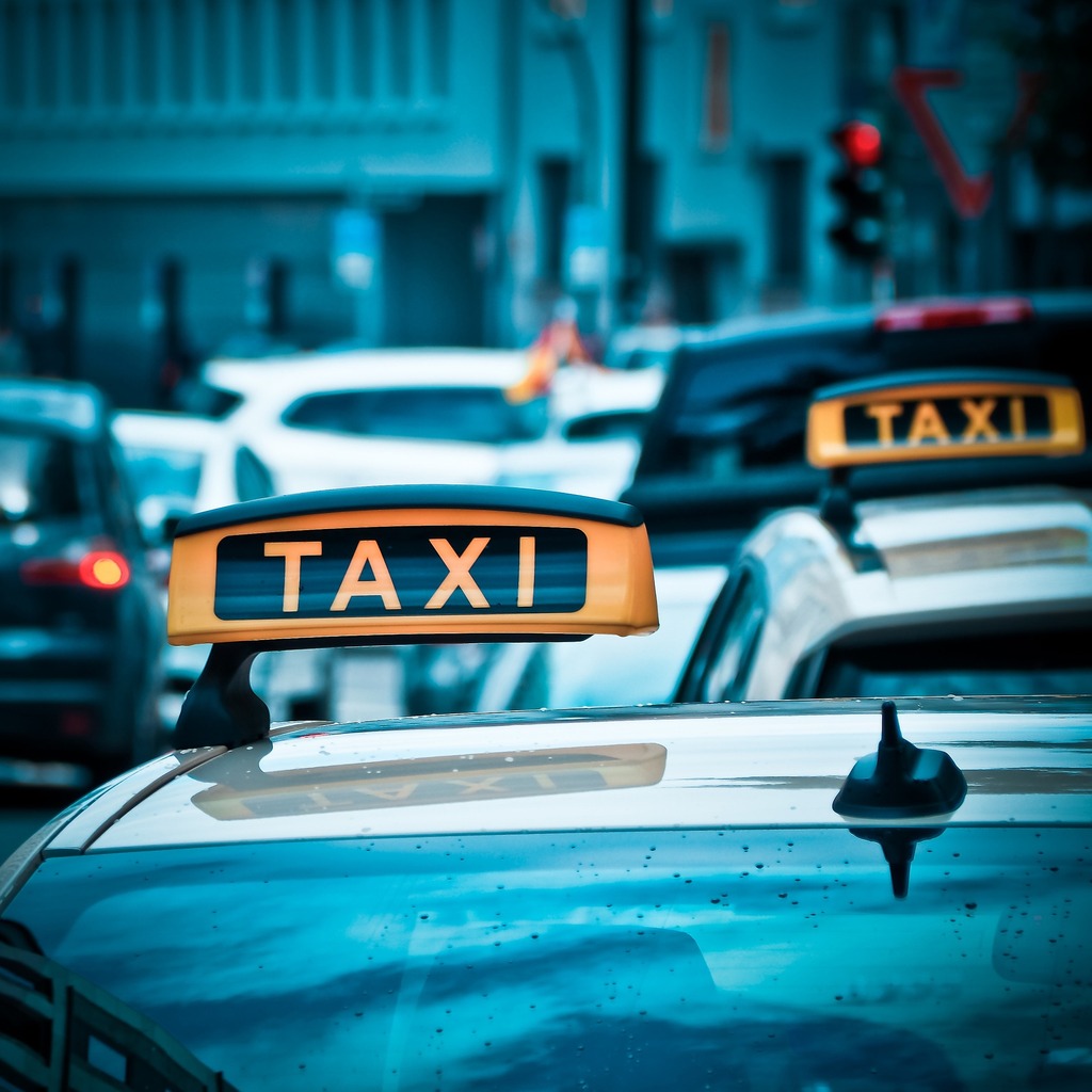 taxi-g6dfbd6378_1920.jpg